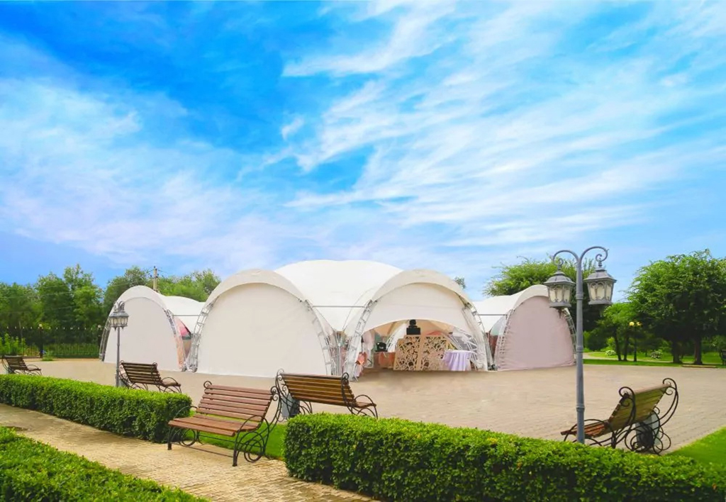 Беседки и шатер на открытом воздухе парк-отеля Новый век