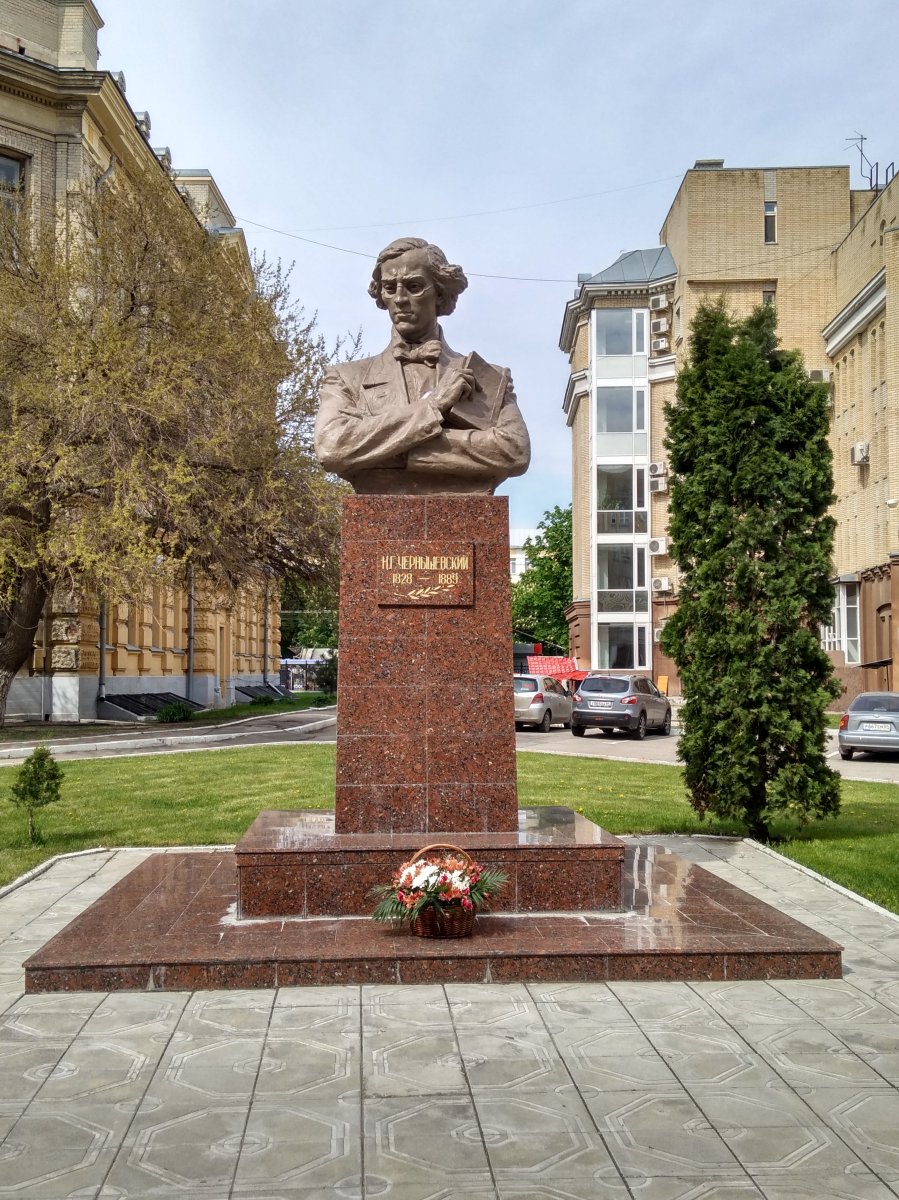 Памятник Н. Г. Чернышевскому на территории университета
