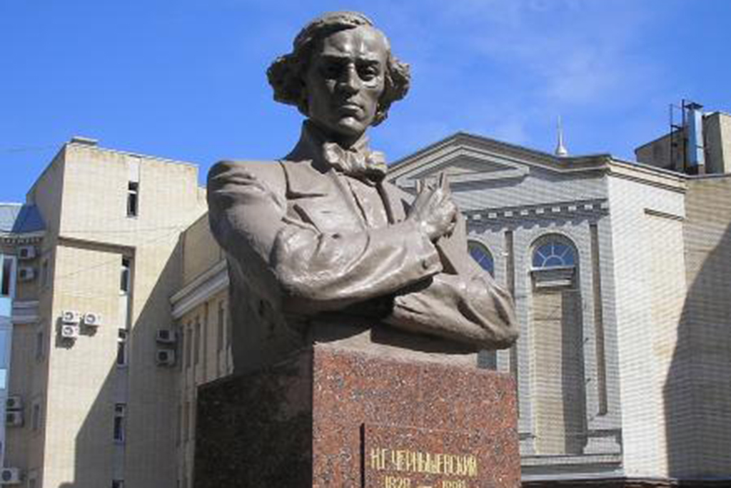 Памятник Н. Г. Чернышевскому на территории университета