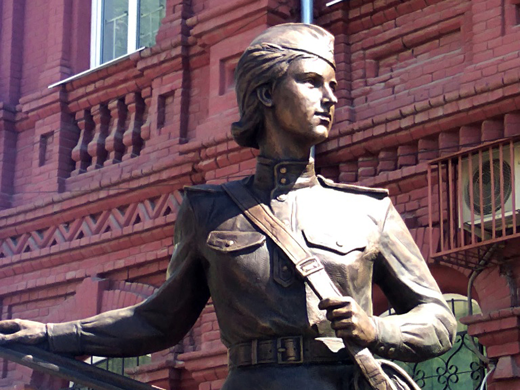 Памятник военной медицинской сестре