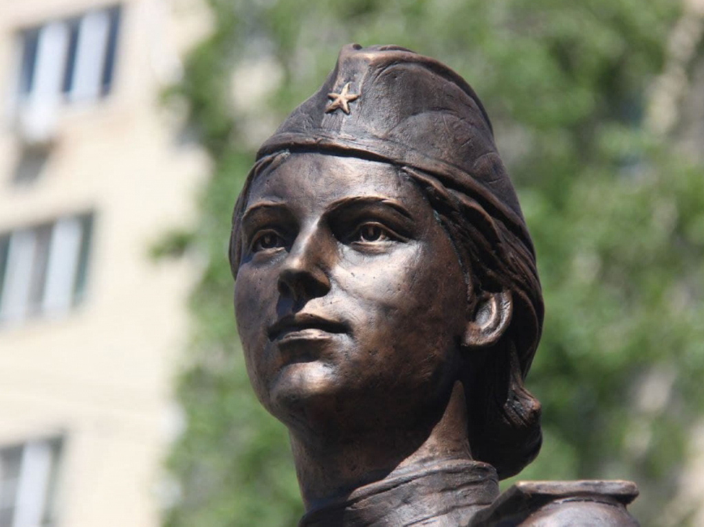 Памятник военной медицинской сестре