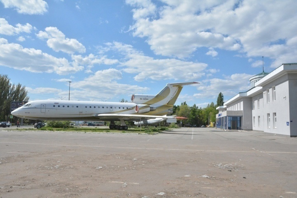 Самолет-памятник Як-42Д