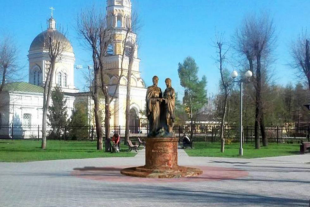 Памятник святым благоверным князю Петру и княгине Февронии Муромским