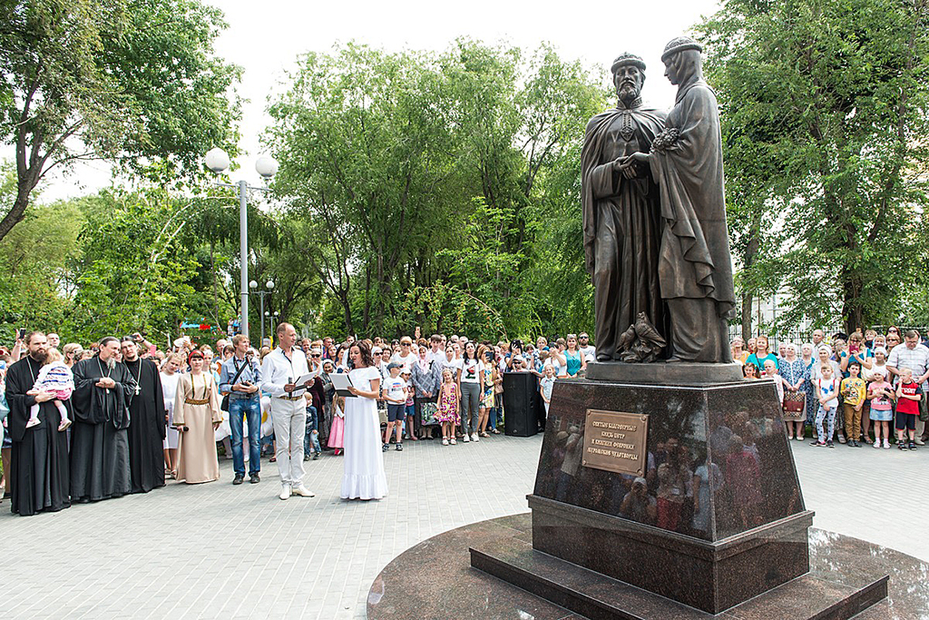 Памятник святым благоверным князю Петру и княгине Февронии Муромским