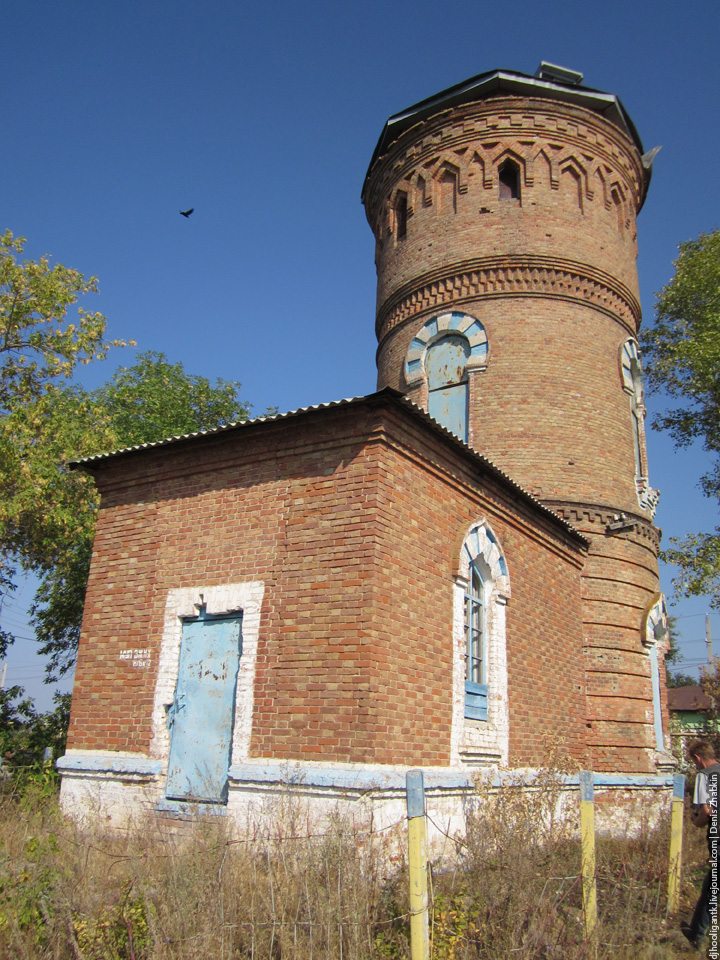 Старая водонапорная башня в селе Золотая Степь