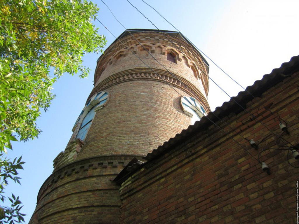 Старая водонапорная башня в селе Золотая Степь 