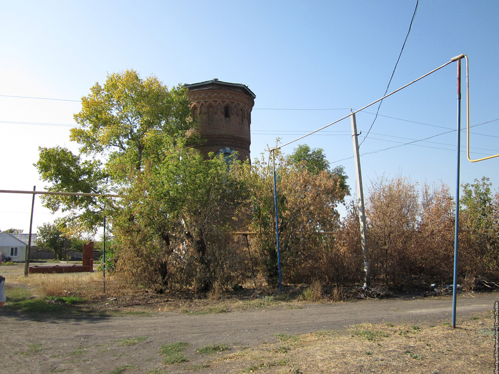 Старая водонапорная башня в селе Золотая Степь 