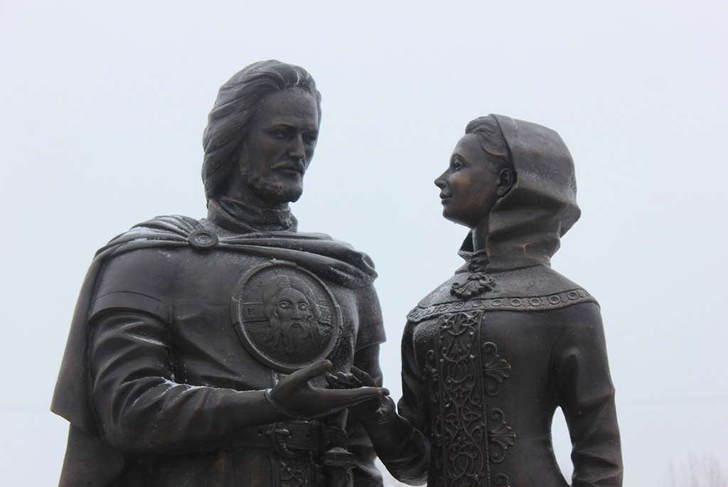 Памятник святым благоверным князю Петру и княгине Февронии Муромским чудотворцам