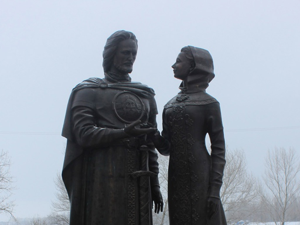 Памятник святым благоверным князю Петру и княгине Февронии Муромским чудотворцам
