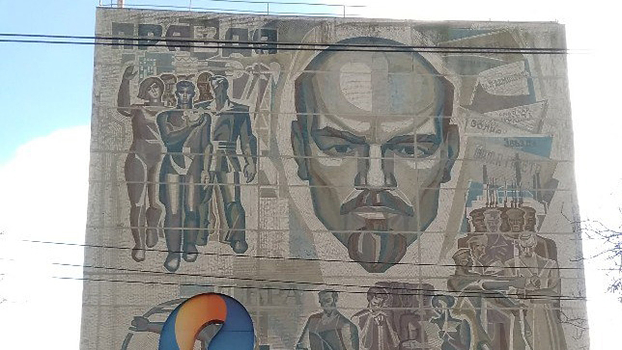 Мозаика "Ленин и печать"