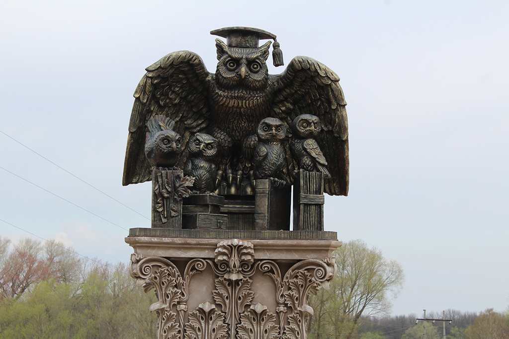 Скульптура Мудрого филина с птенцами