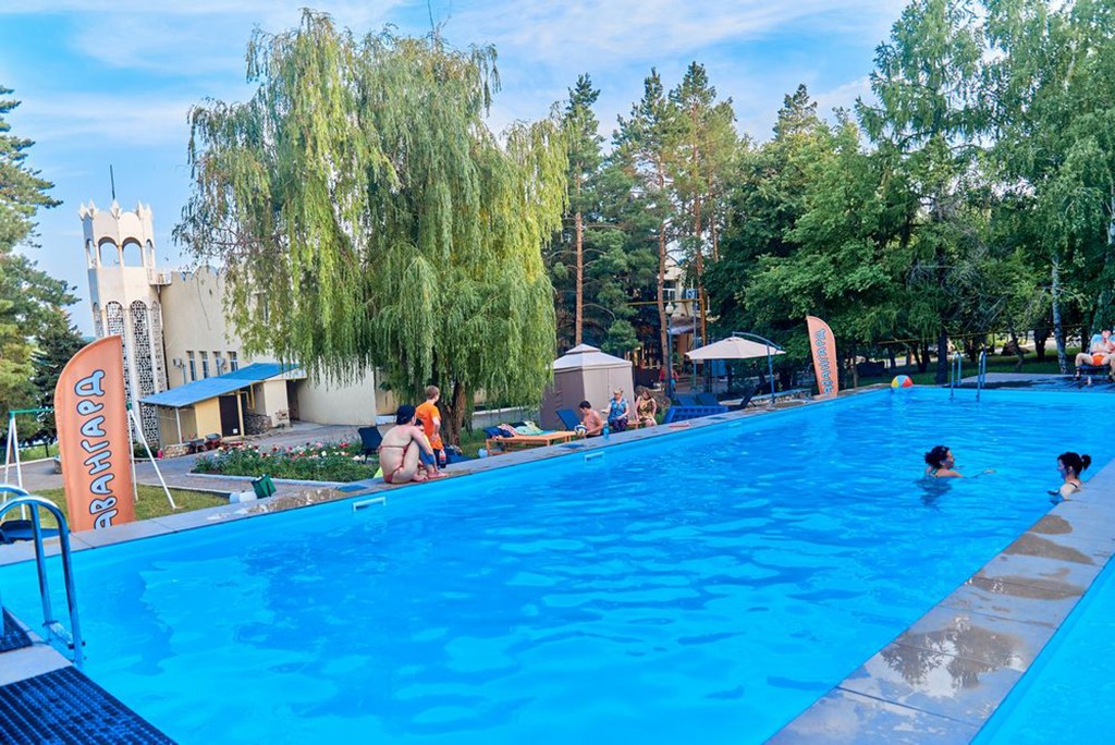 Теплый бассейн под открытым небом загородного комплекса «Авангард»