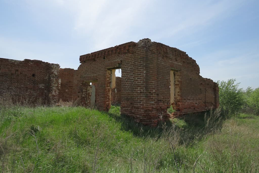 Руины Никольской церкви-школы