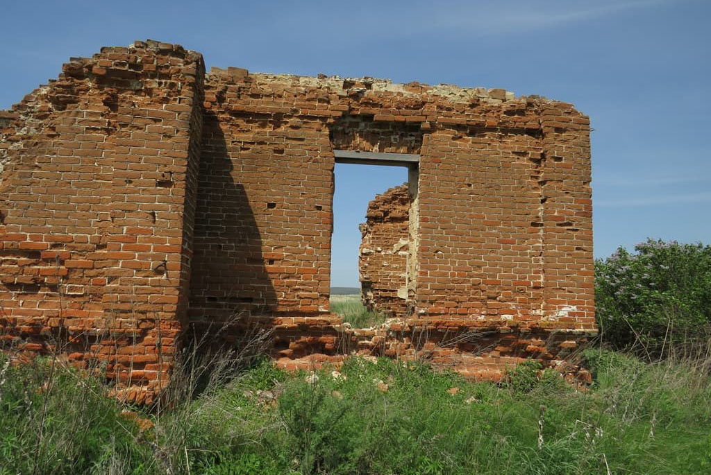Руины Никольской церкви-школы