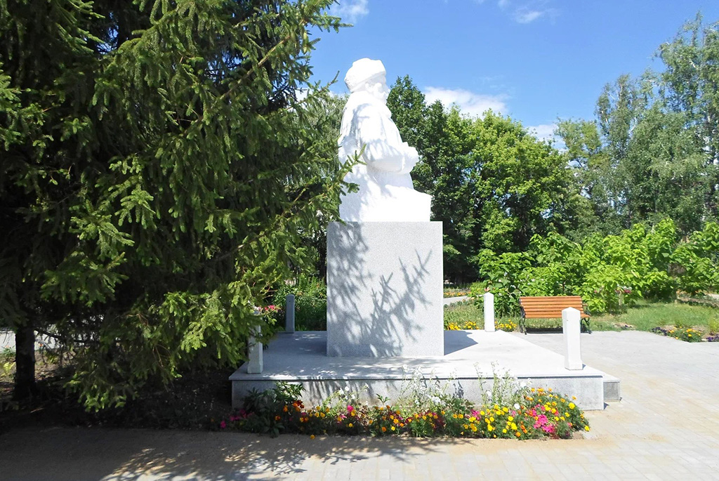 Памятник Герою Советского Союза Ивану Панфилову