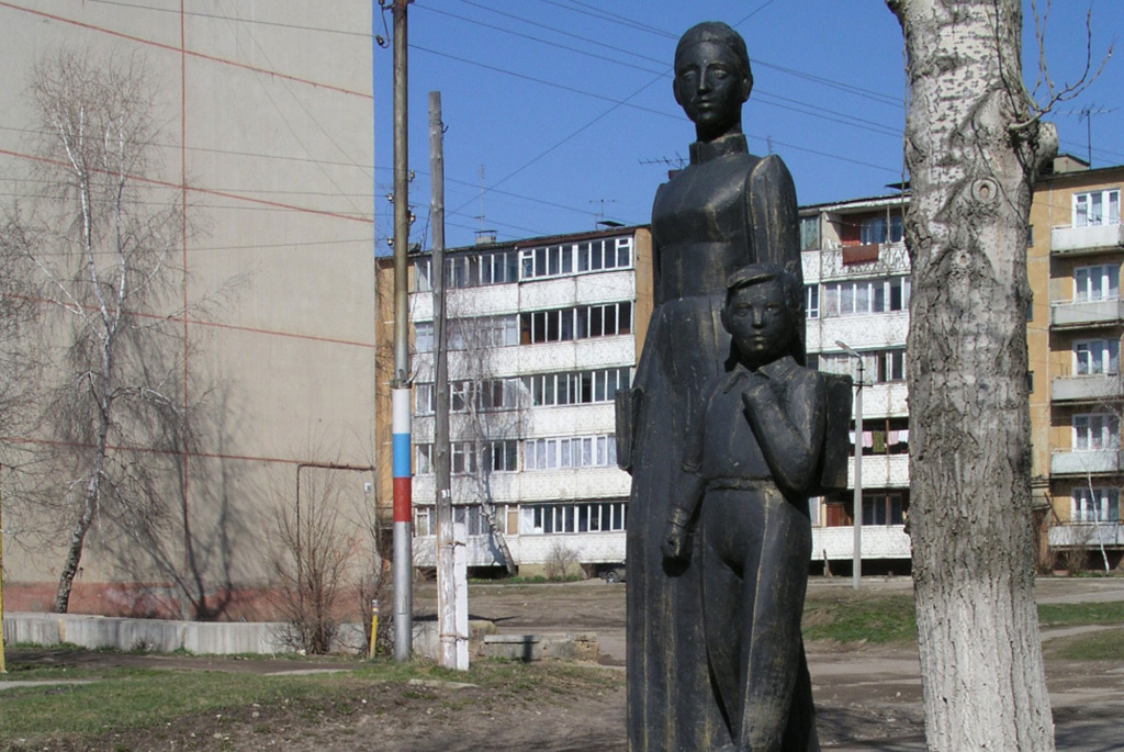 Памятник первой учительнице Базарный Карабулак