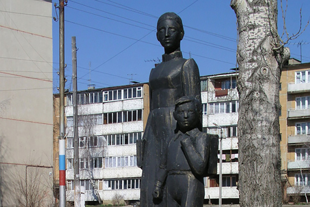 Памятник первой учительнице Базарный Карабулак
