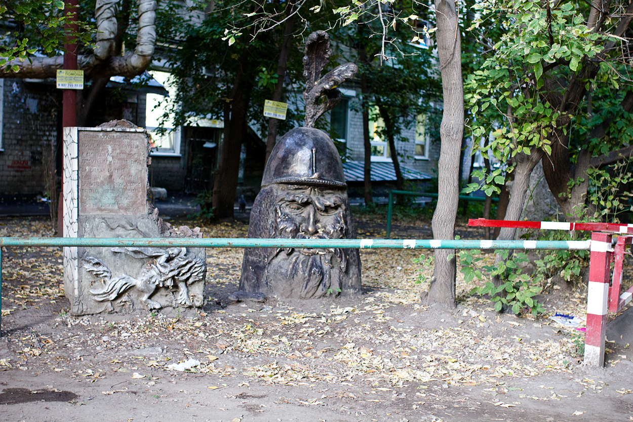 Дворик со скульптурами
