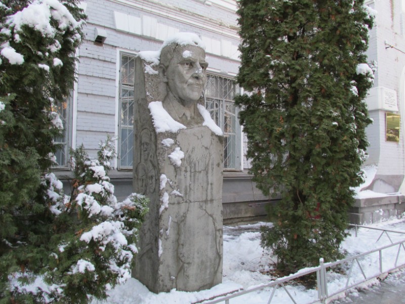 Памятник писателю Симонову К.М.