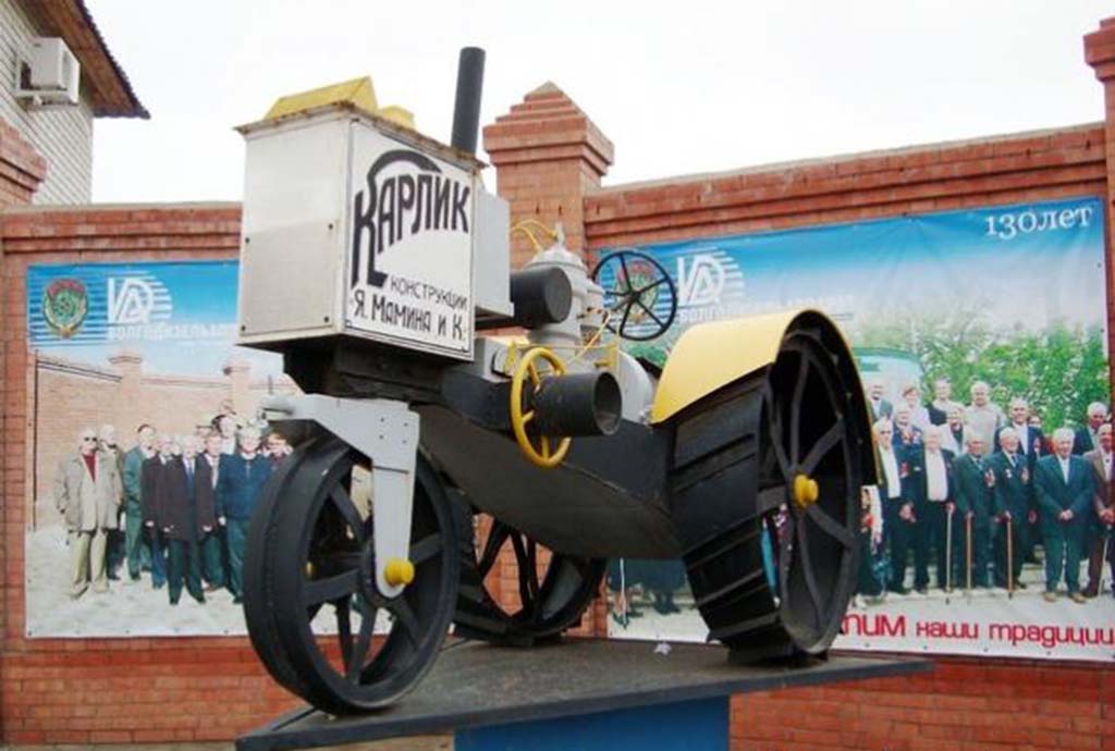 Памятник трактору "Карлик" г. Маркс