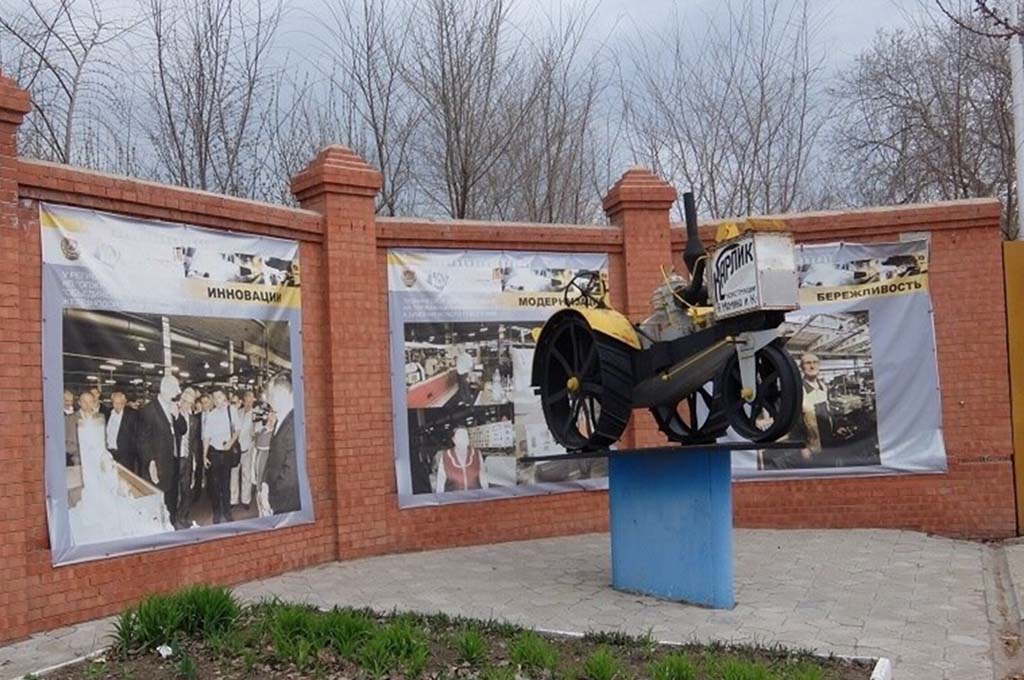 Памятник трактору "Карлик" г. Маркс