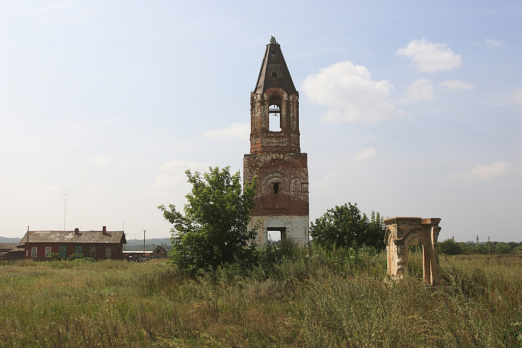 Церковная колокольня храма во имя святителя Николая Чудотворца